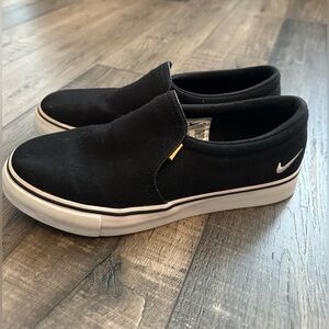Nike Court Legacy Slip-On Womens Casual Shoes Size 7.5 Black /White BQ9138-001